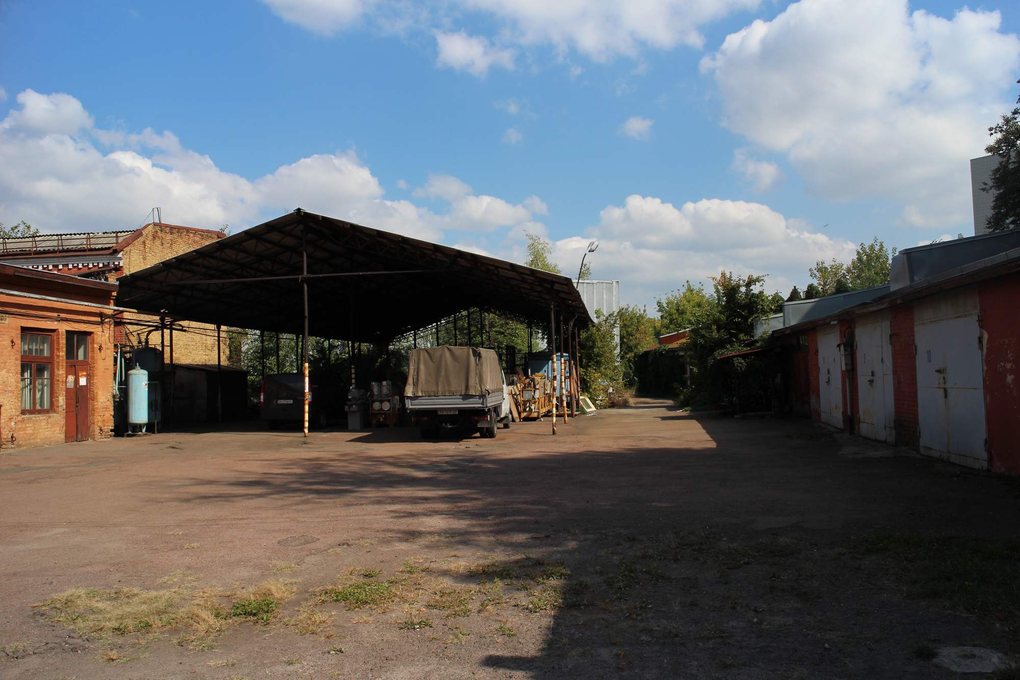 Вид на навіс з боку двору