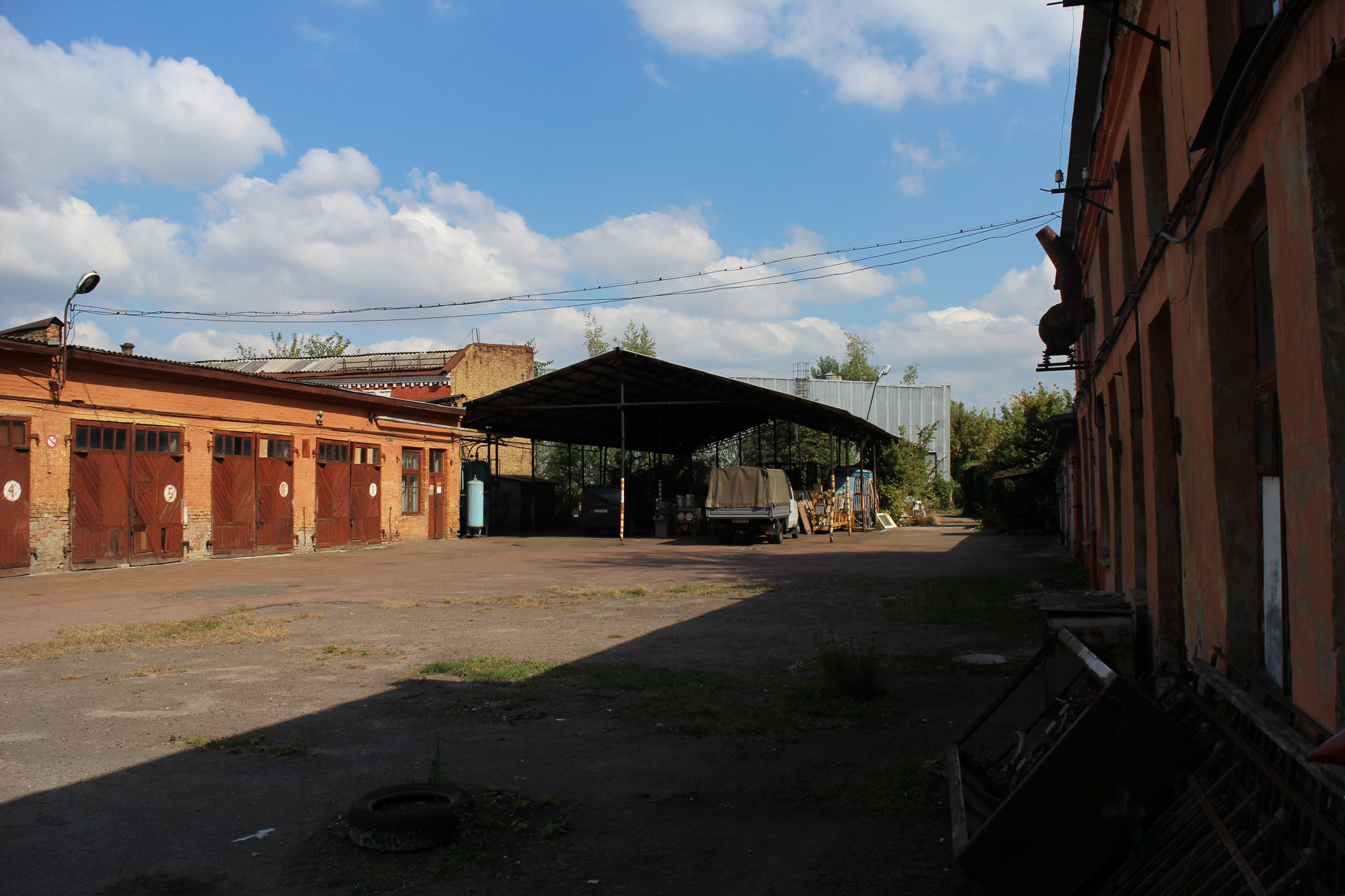 Вид на навіс з боку двору