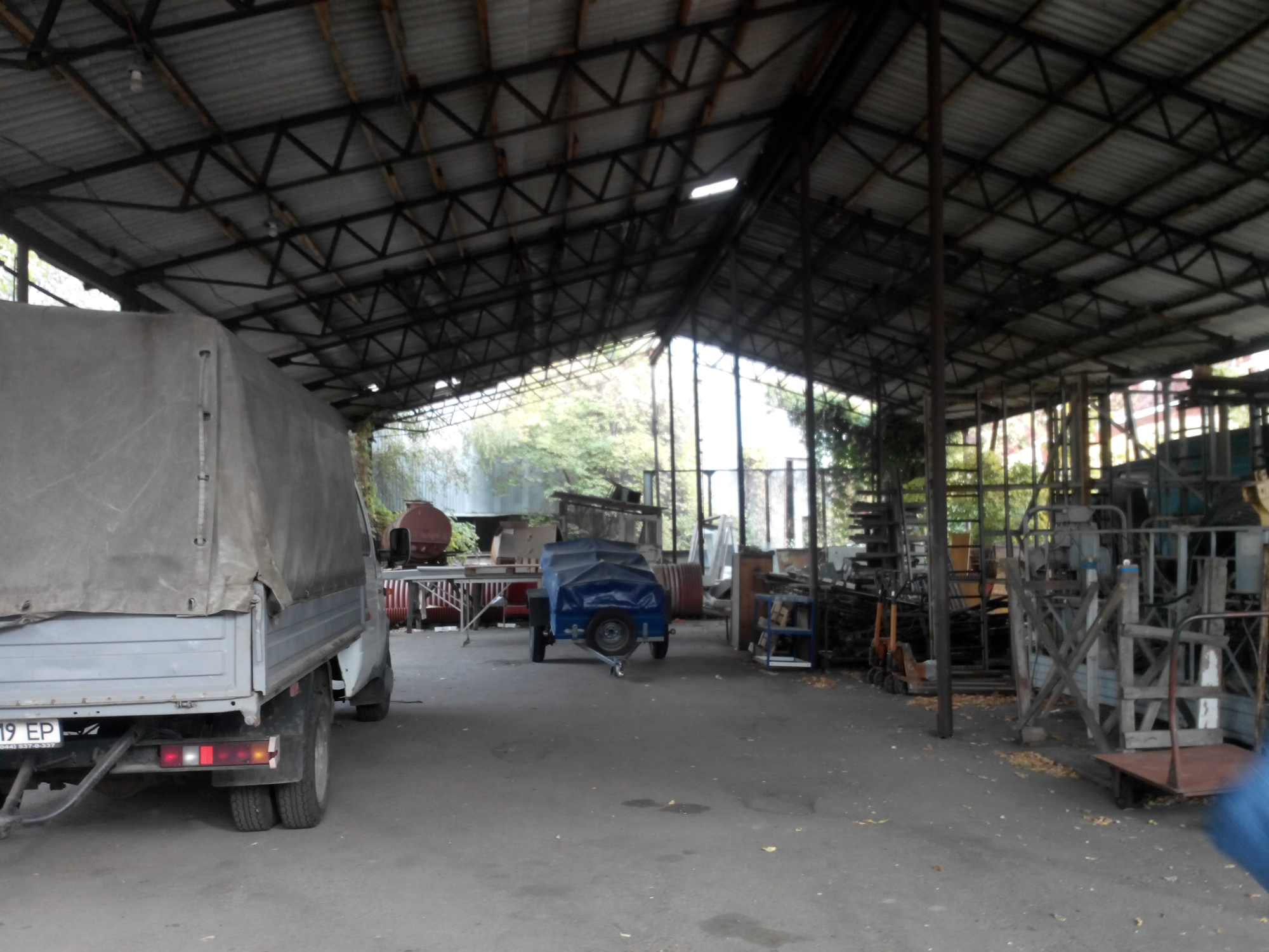 Простір під навісом