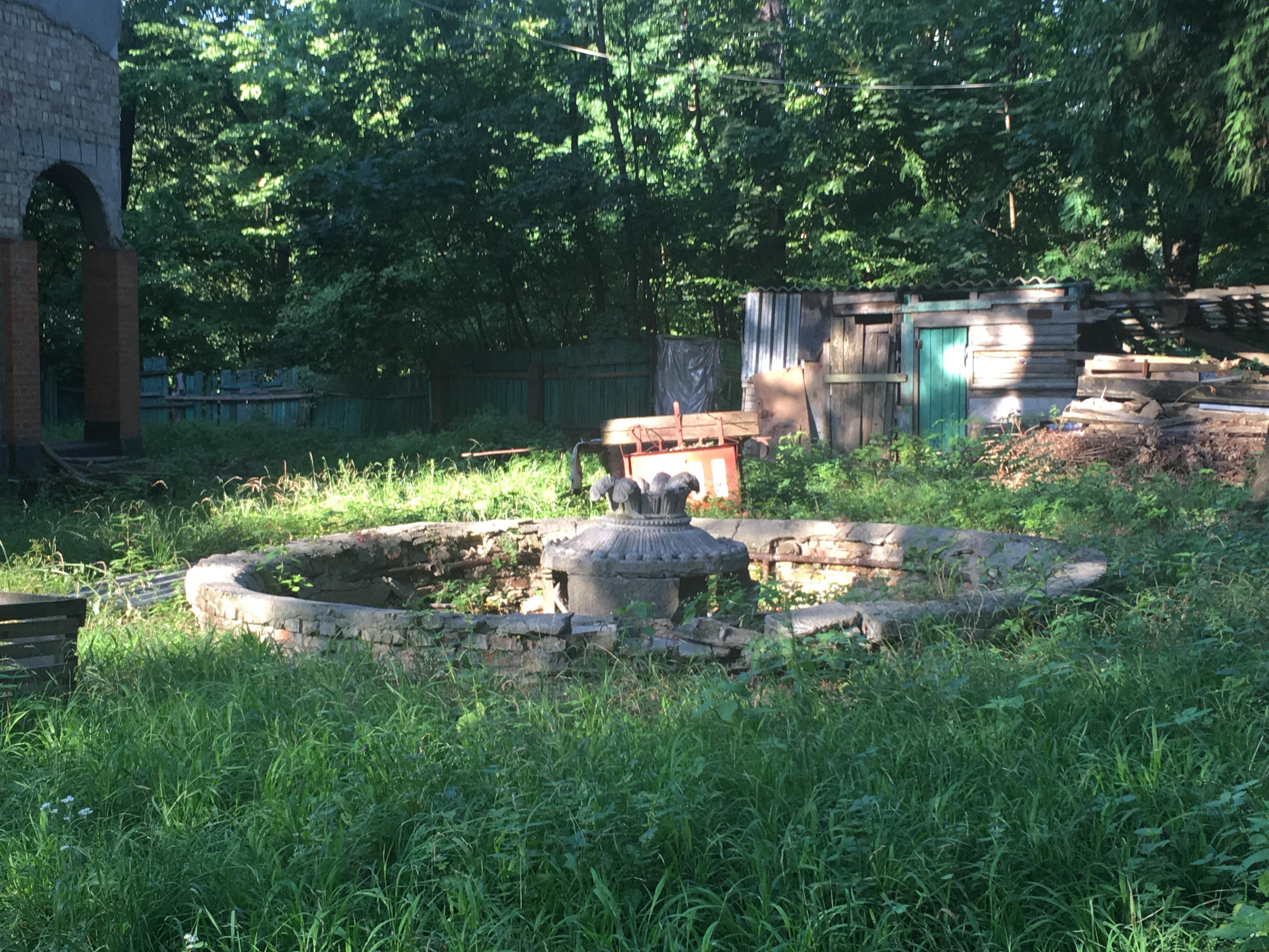 Фонтан у дворі будівлі