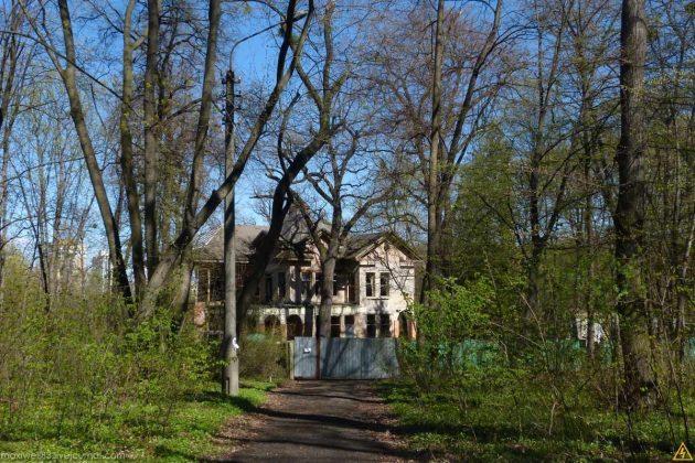 Вид з основного під'їзду на будівлю