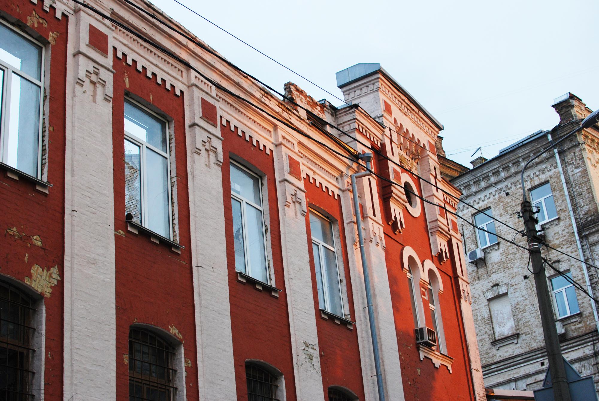 Головний корпус (Казенний винний склад №1).
Літера Г