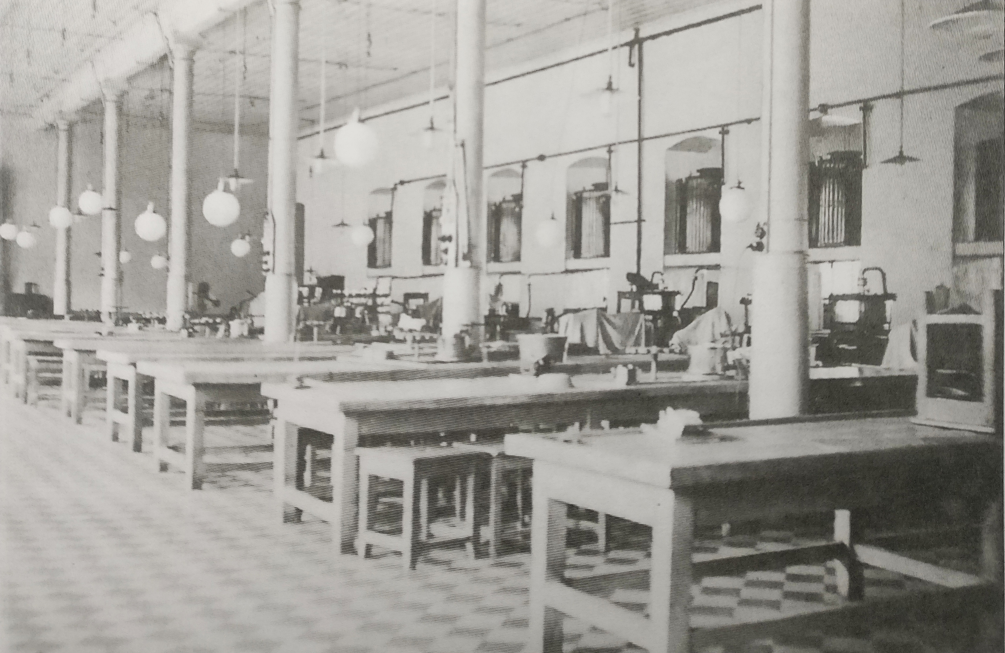 Винний склад №1. Столи ручного розливу. Фото 1900-х рр.