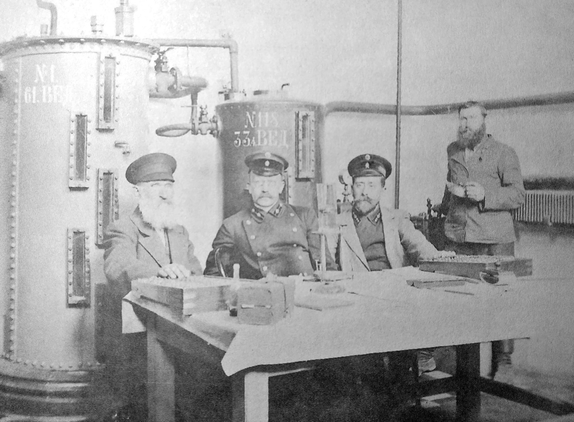 Винний склад №1. Мірник. Акцизні чиновники. Фото 1900-х рр.