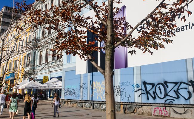 Будинок повністю схований за банером