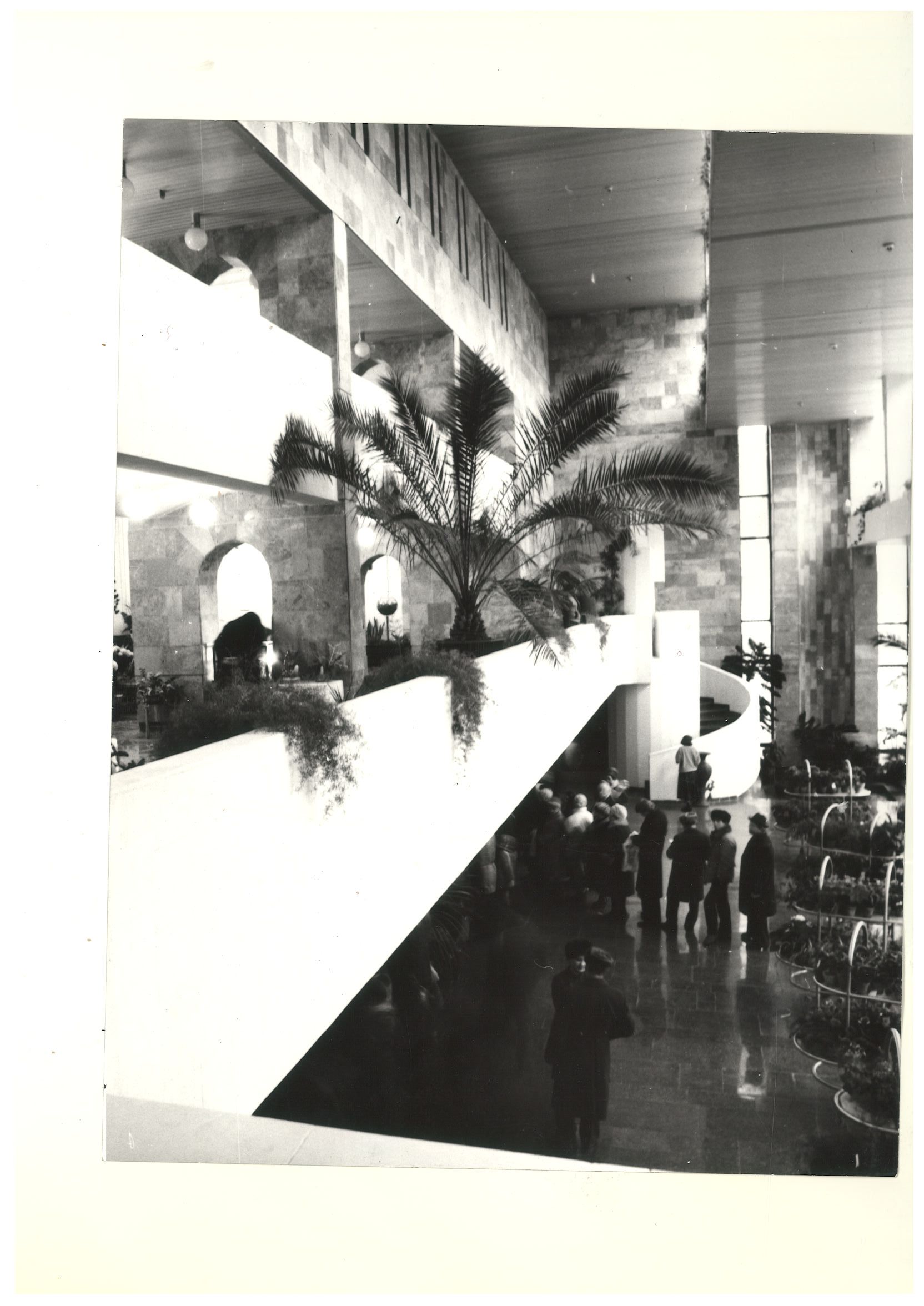 Інтер'єр атріуму павільйону «Квіти України»