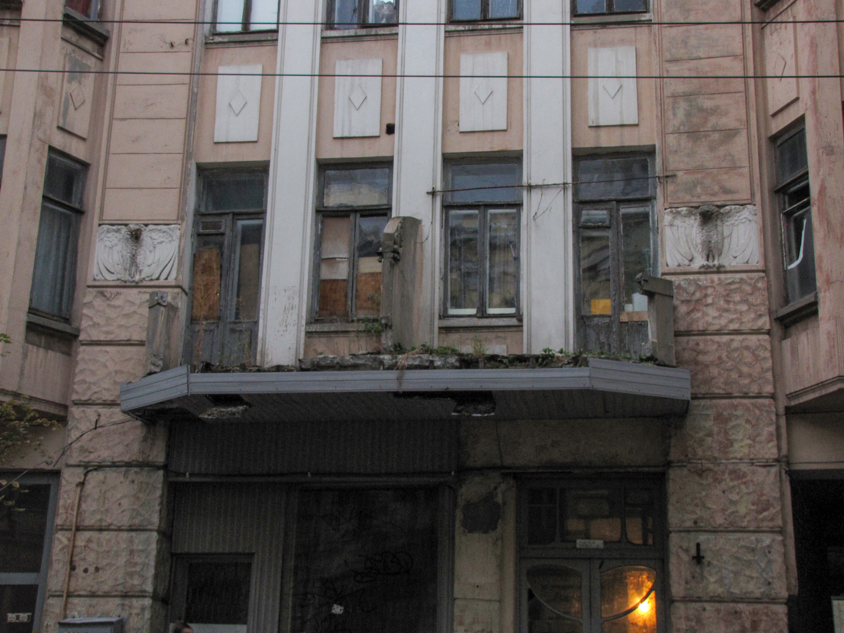 Між першим та другим поверхом