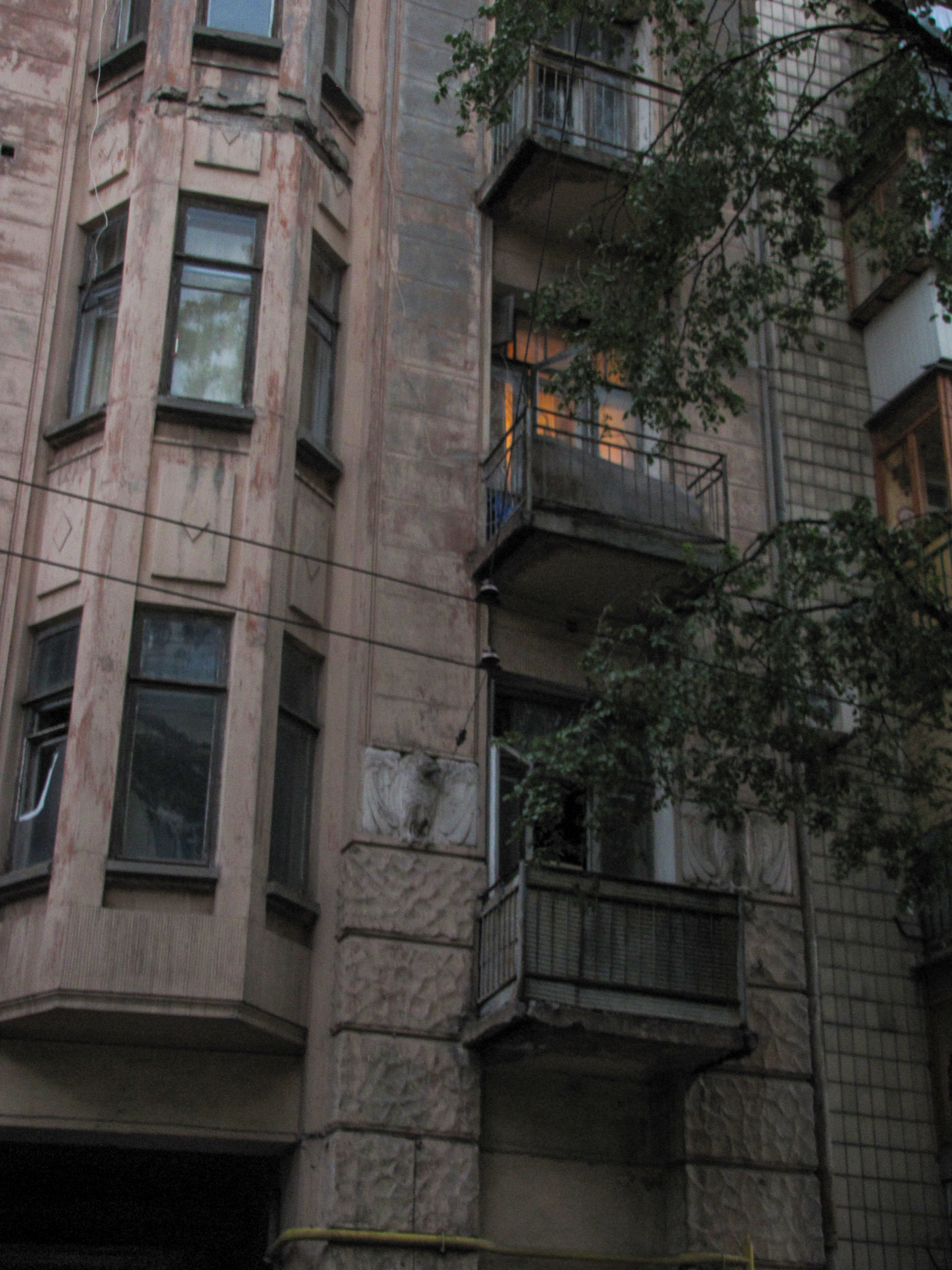 Стик із сусіднім будинком