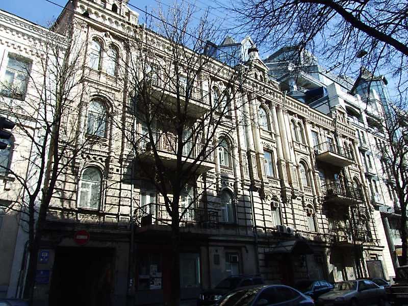 Головний фасад будівлі