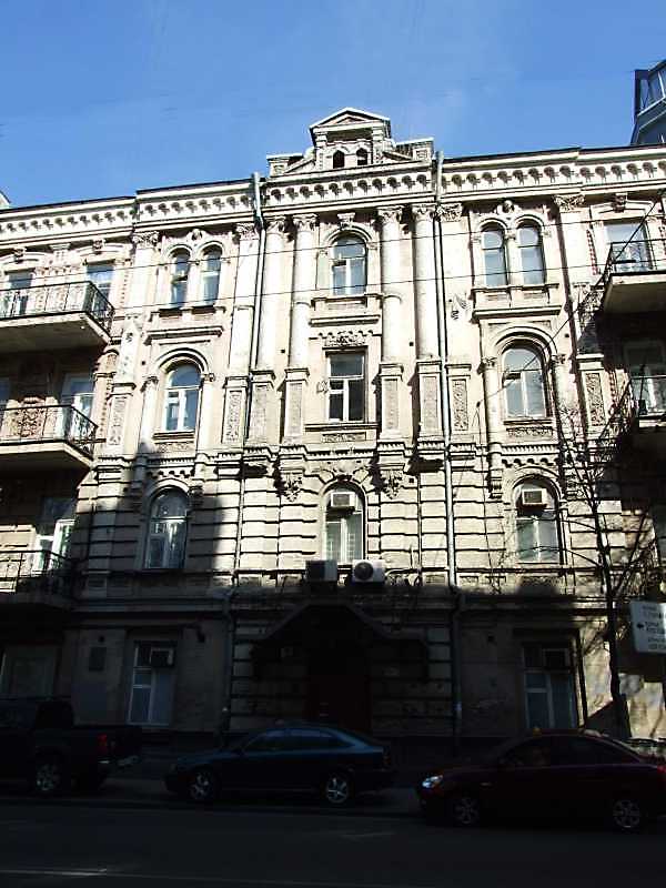 Головний фасад будівлі