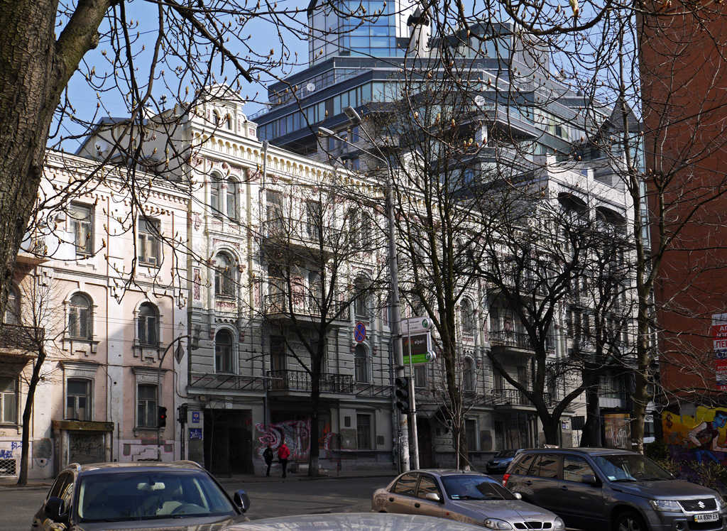 Головний фасад будівлі