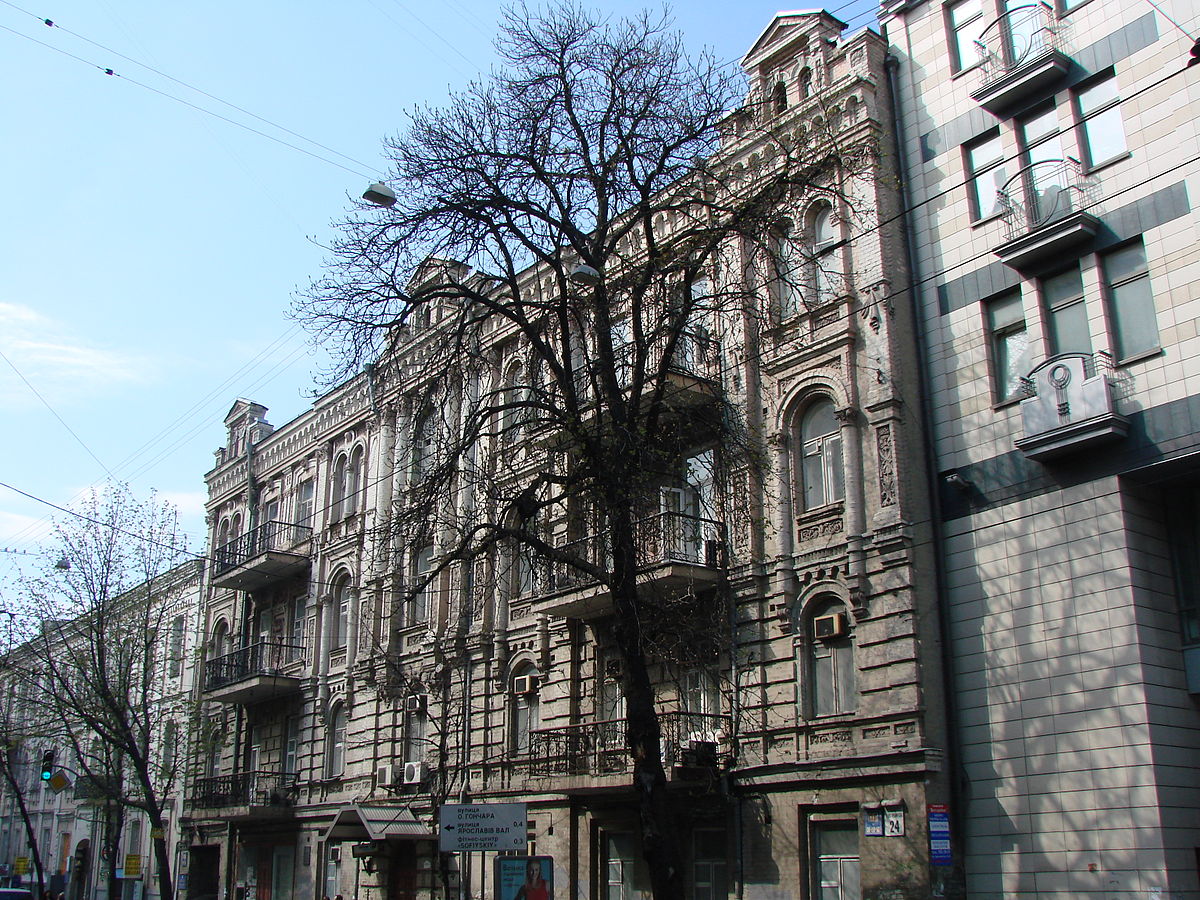 Головний фасад будівлі