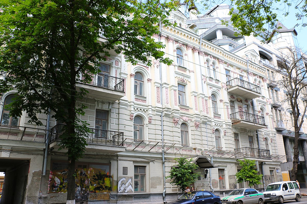 Головний фасад будівлі