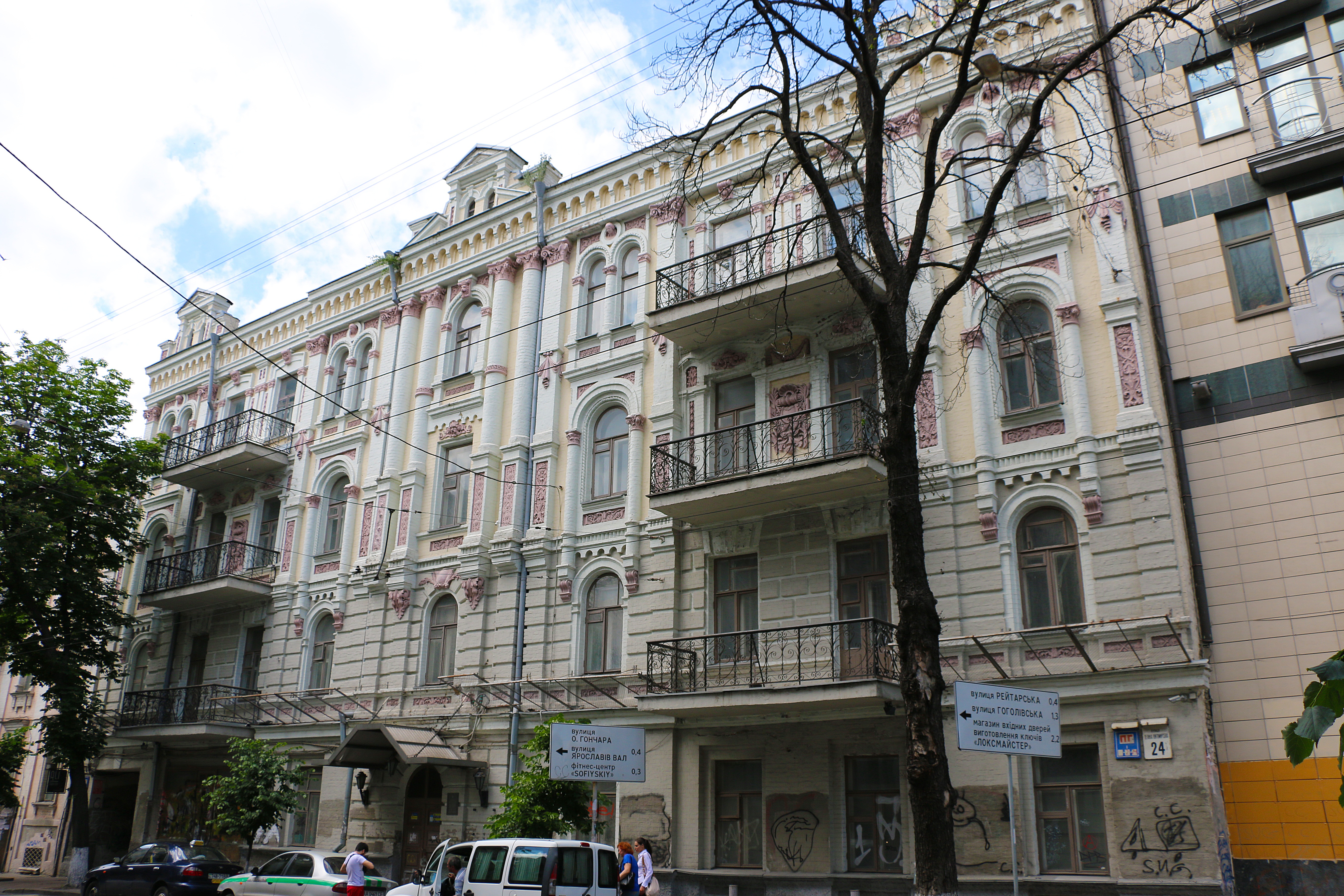 Головний фасад будівлі