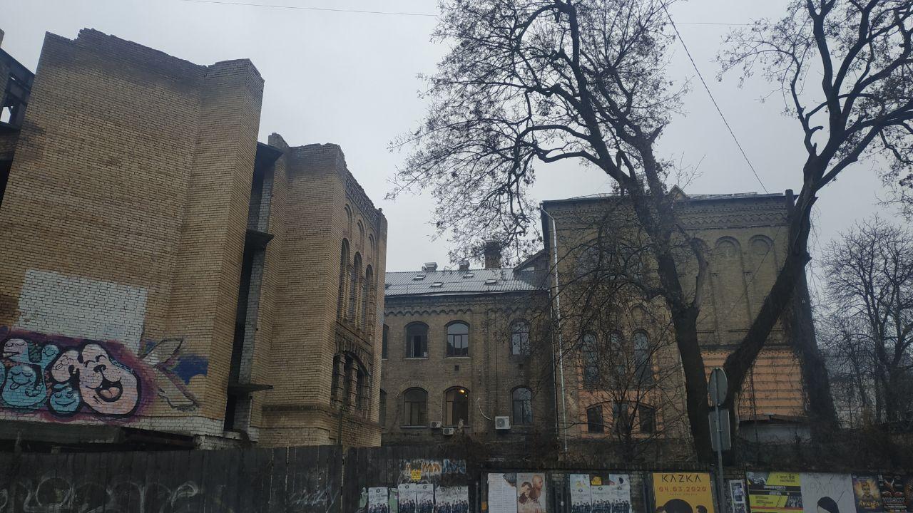 Частина недобудованого корпусу, що імітує декор колишньої школи ім. Н. Терещенко