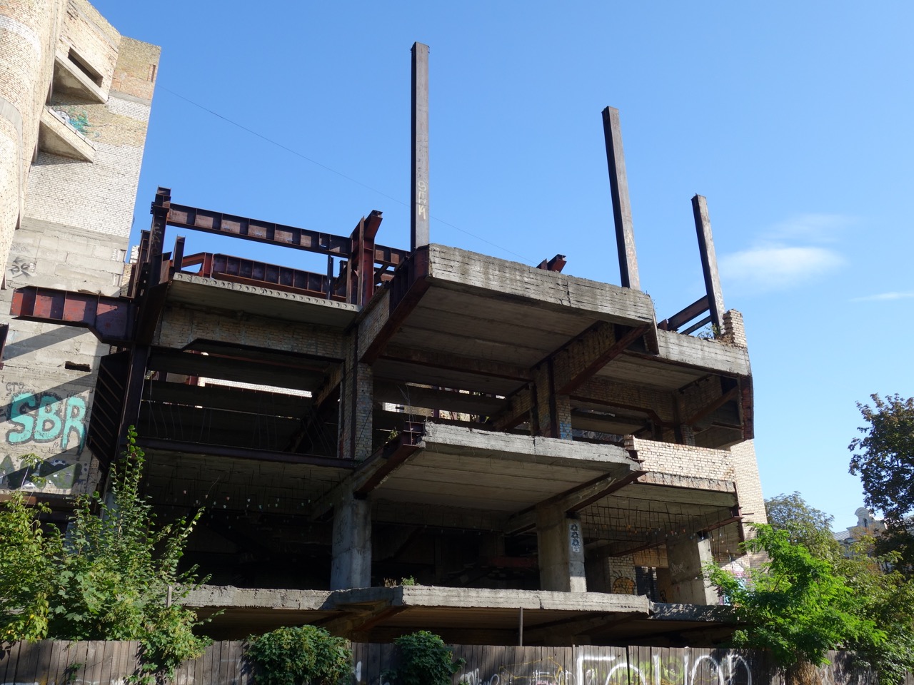 Частина недобудованого корпусу, що повинна була стати головною глядацькою залою