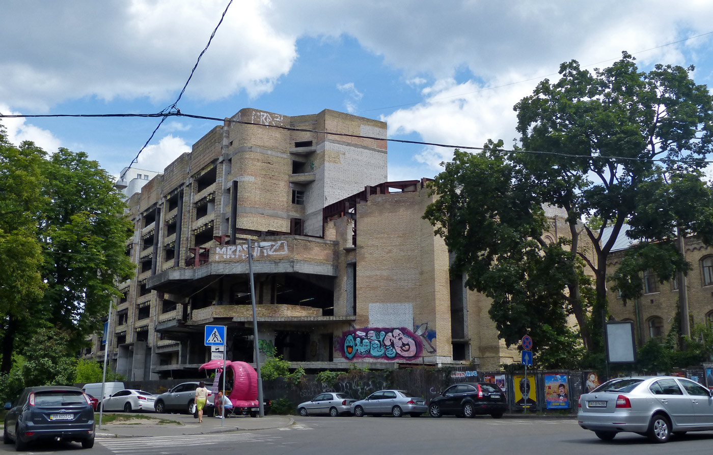 Недобудований корпус. Вигляд зі сторони вул. Бульварно-Кудрявська