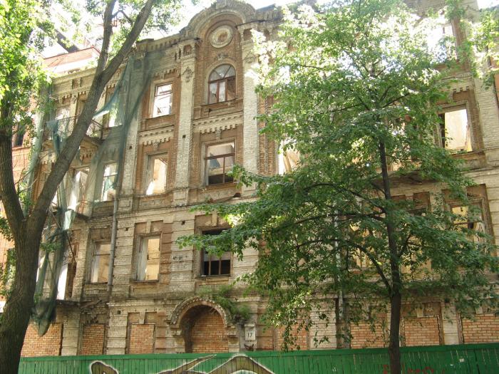 Фасад напівзруйнованого будинку