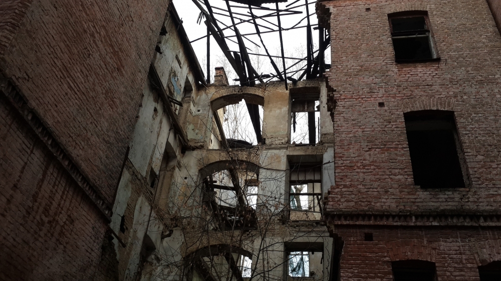 Всередині напівзруйнованого будинку