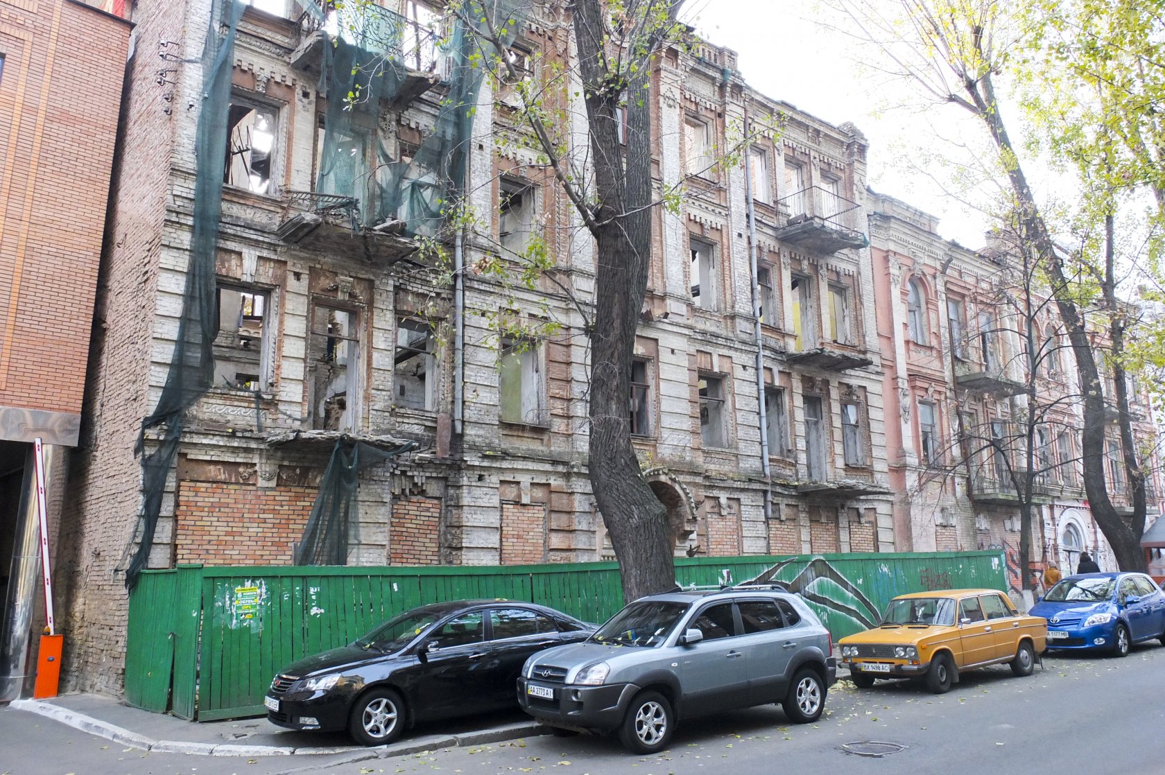 Вид з вулиці Тургенєвської