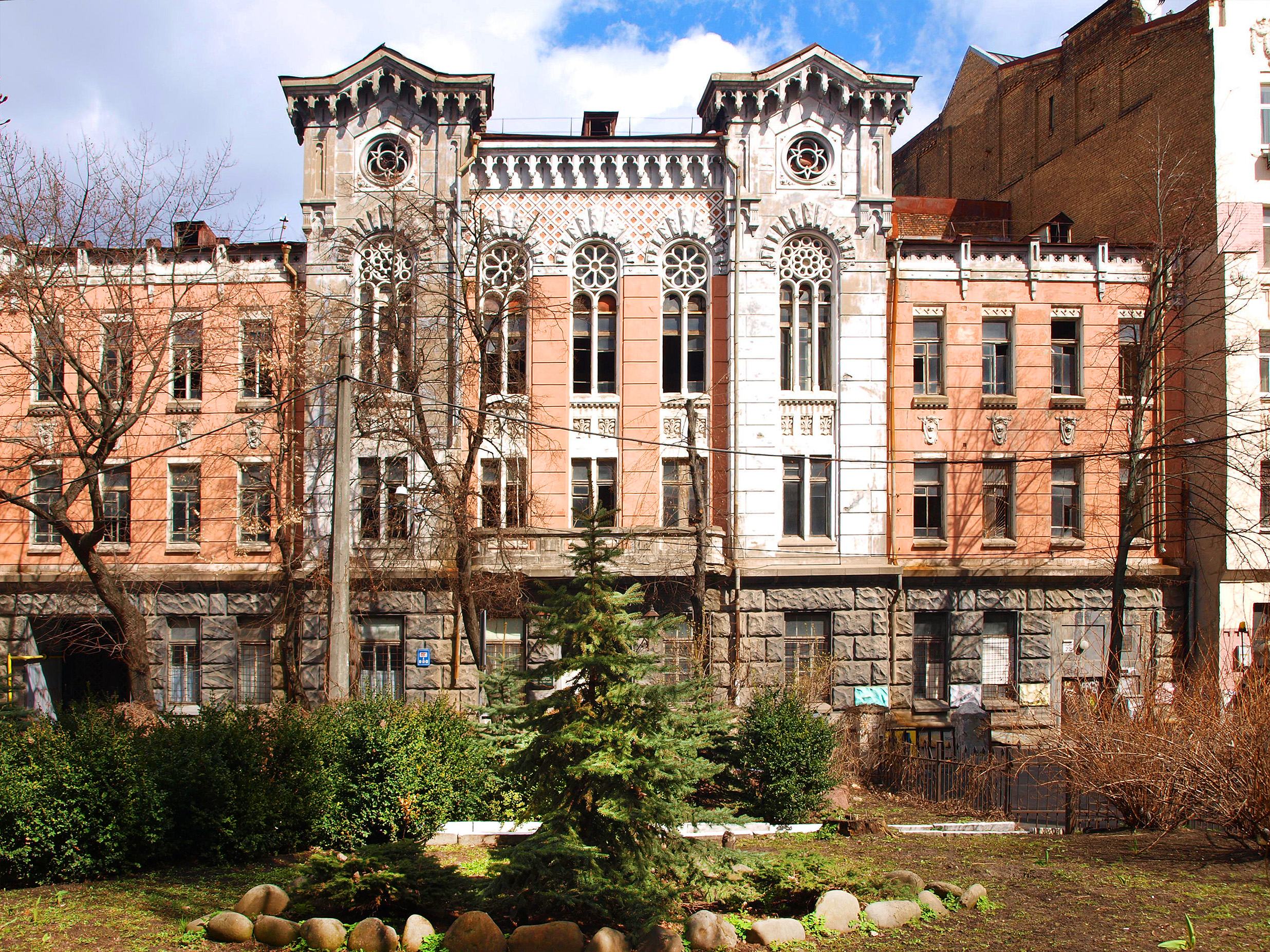 Загальний вигляд головного фасаду