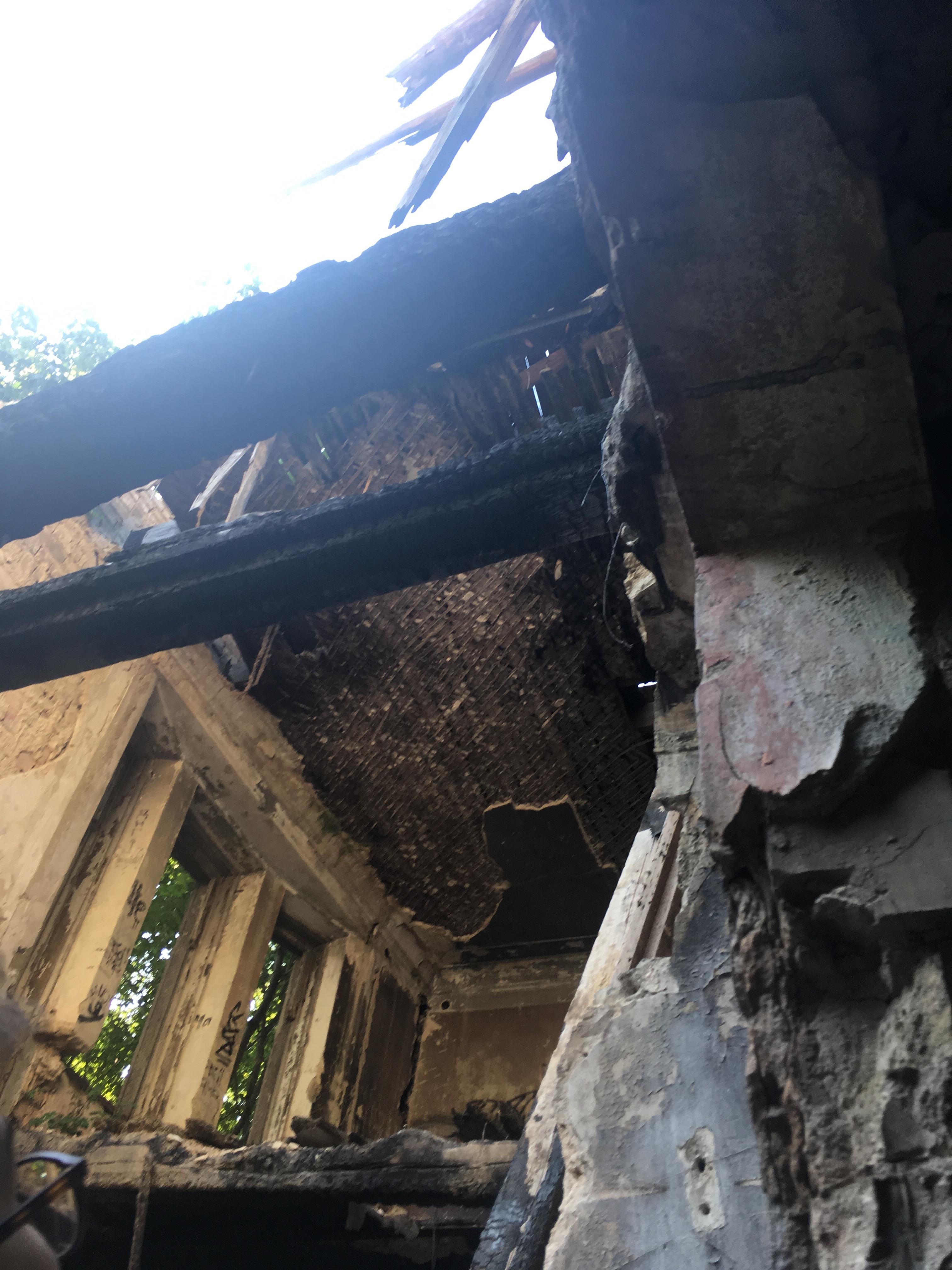 Вид з першого поверху на покрівлю