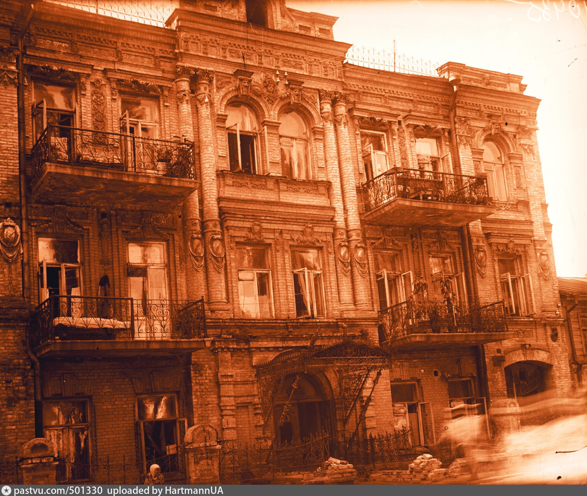 Будинок у 1930-ті. Можна побачити його ще не потинькованим і не пофарбованим