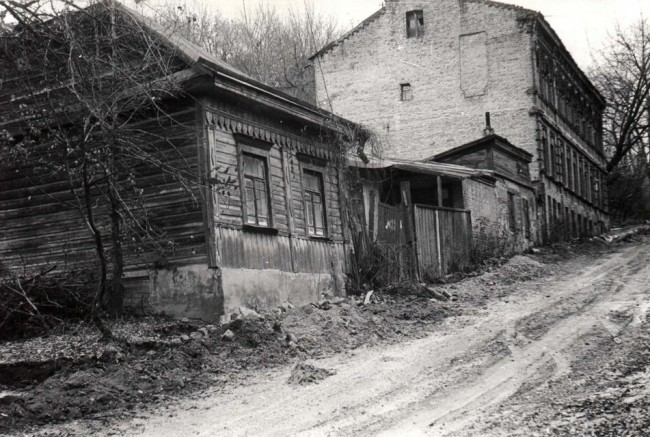 Торець будинка №26 та довколишня забудова