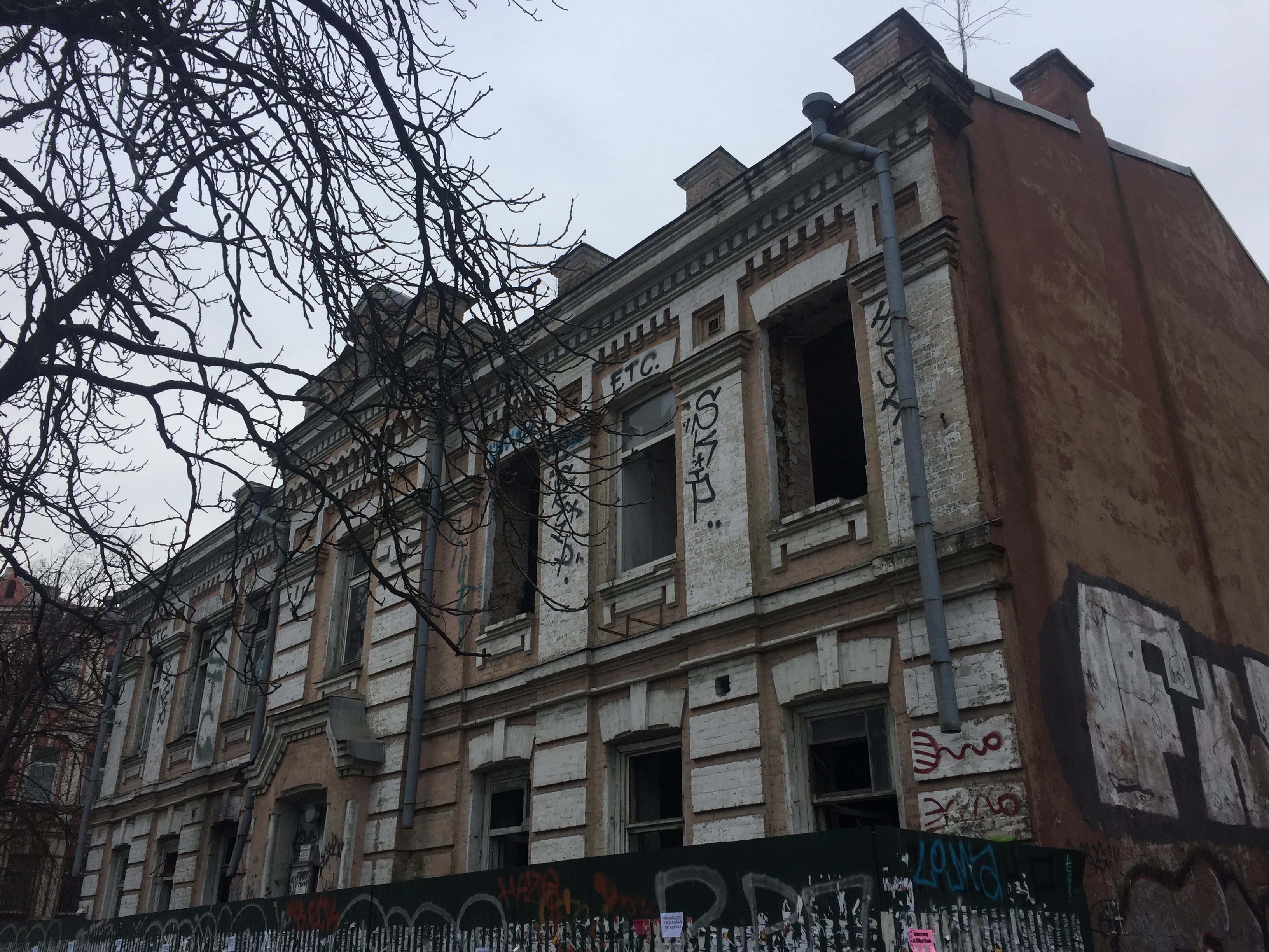 Головний фасад будівлі