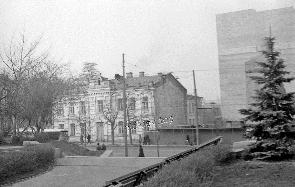 Вид на будівлю зі сторони С. Стрільців
