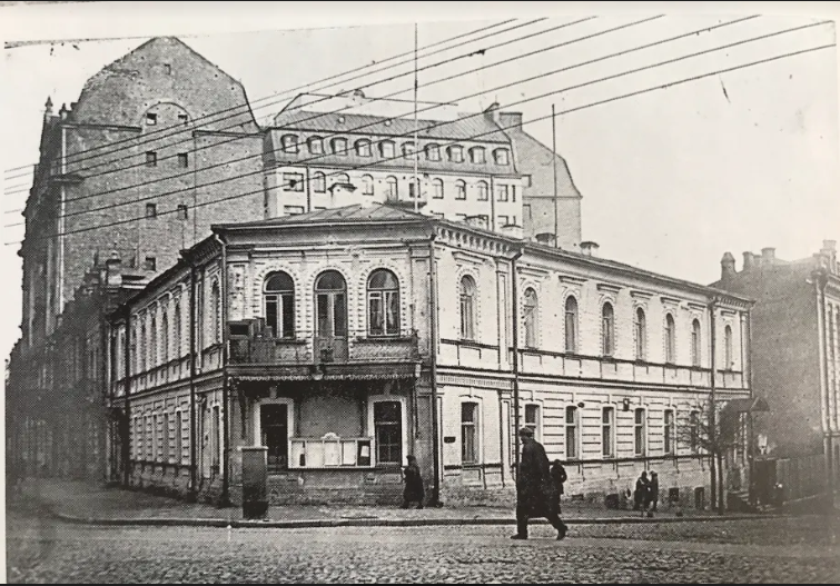 Бічний фасад будинку. Фото 1930-х рр.