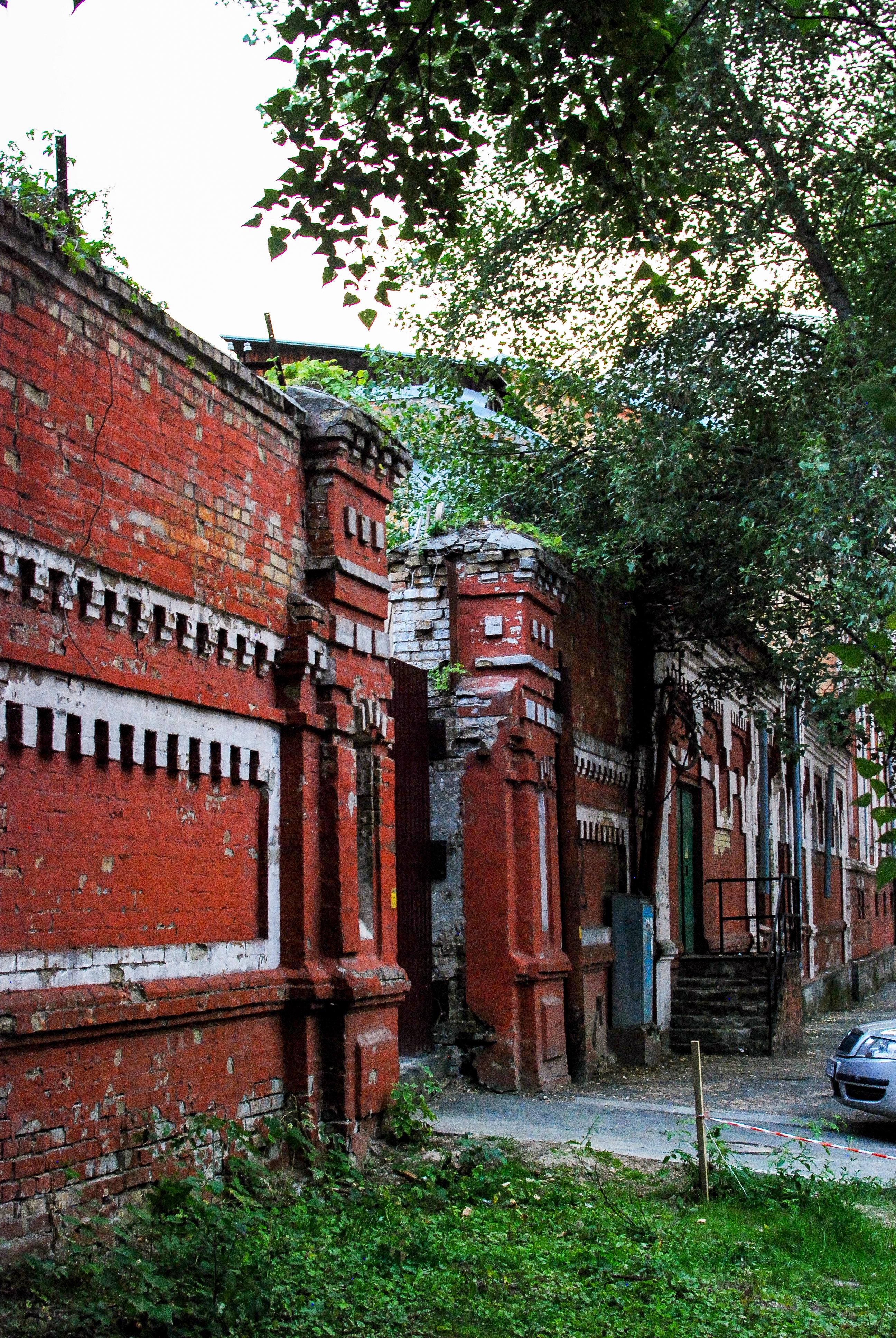 Огорожа з в′їзними воротами (Казенний винний склад №1)