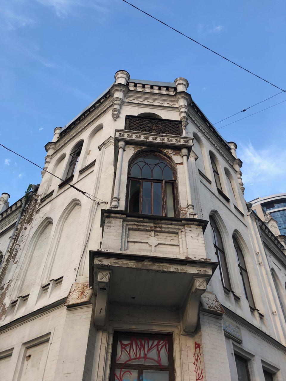 На розі вулиць